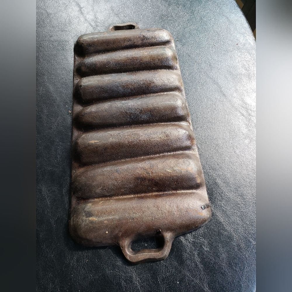 Cast Iron Cornbread Pan - Picture 2 of 4